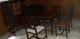 mesa de caoba con sillas y vitrina