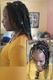 Se realizan peinados de trenzas africanas